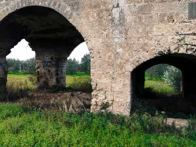Una grande struttura in pietra composta da cinque archi, ma in evidente stato di abbandono